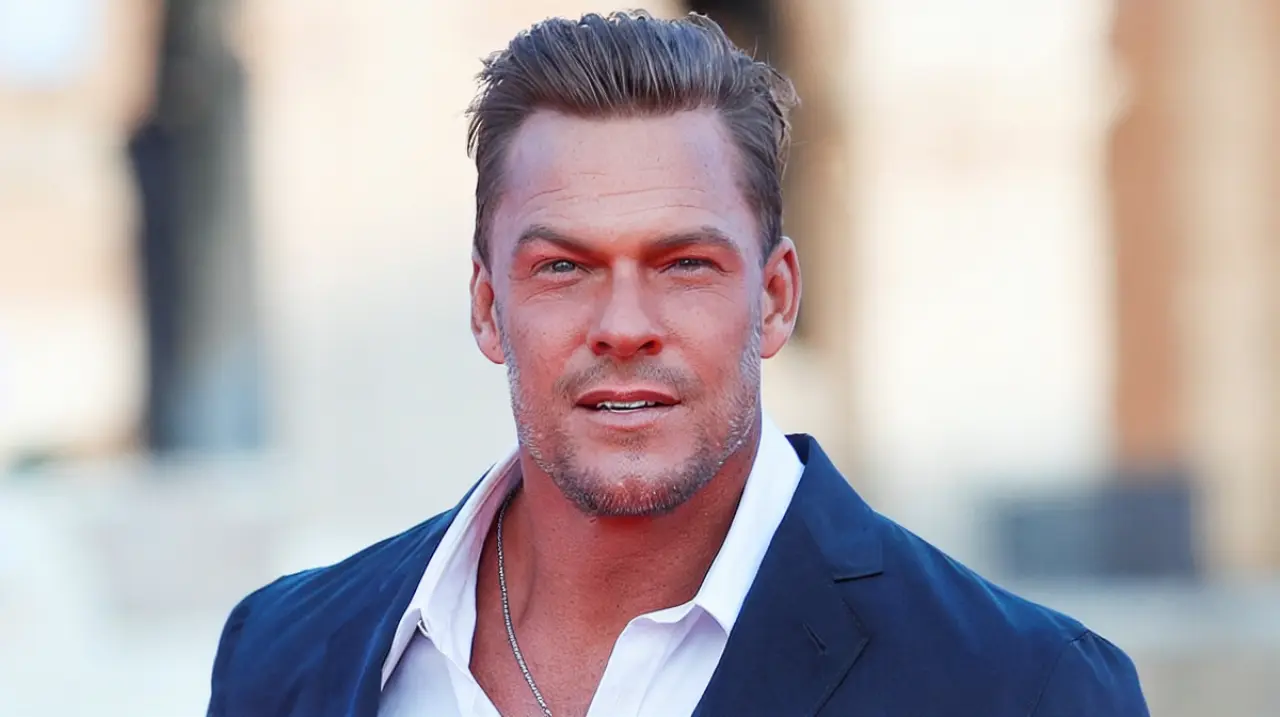 Alan Ritchson contó cómo fue protagonizar “Motorcity”, la película sin diálogos: “Abrí el guion y solo había escenas de acción”