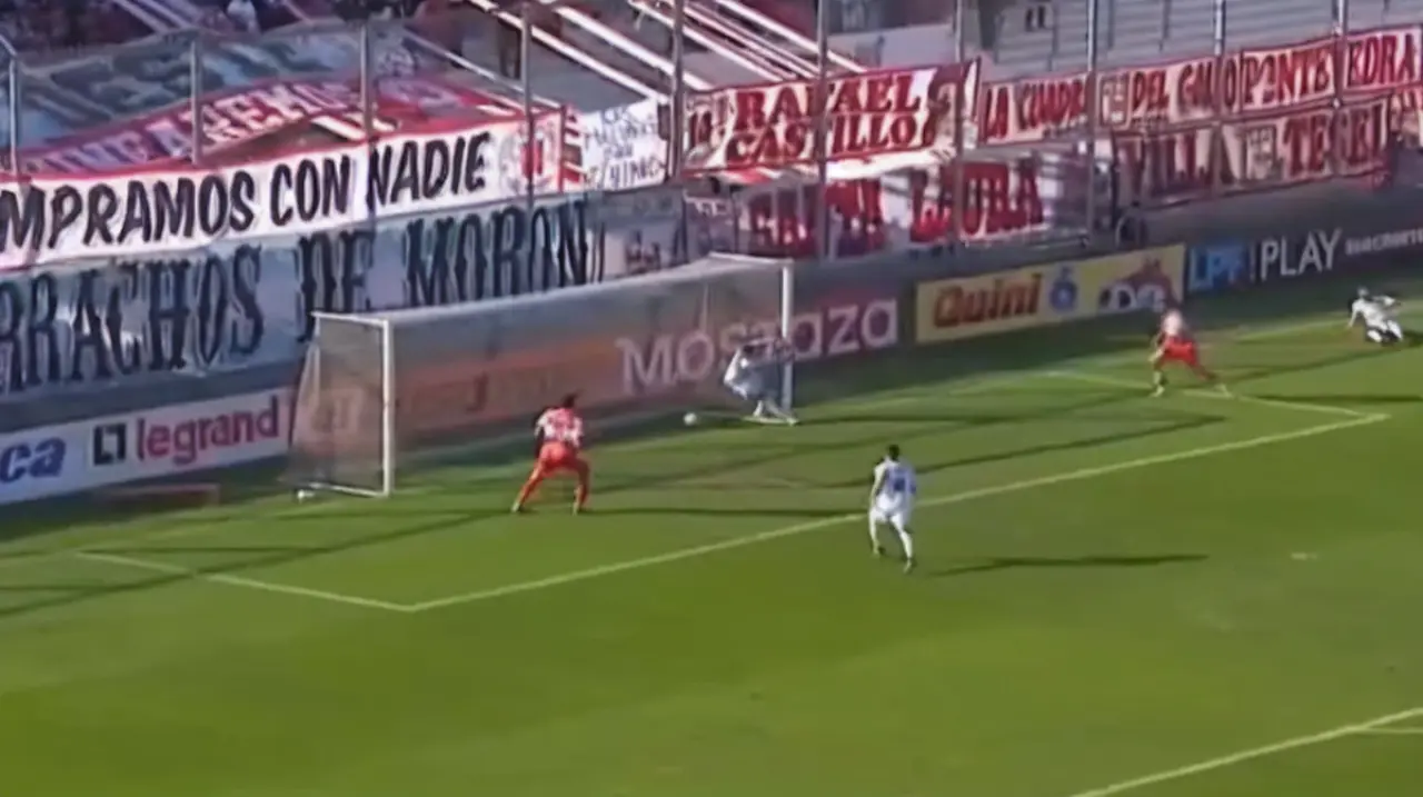 ¡Rechazo al palo! El insólito blooper de un jugador de Ferro, en la goleada ante Morón en el ascenso argentino