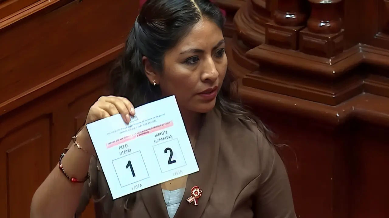 Analí Márquez halla cédula marcada antes de votar en elección de Cámara de Diputados y exige que sea destruida