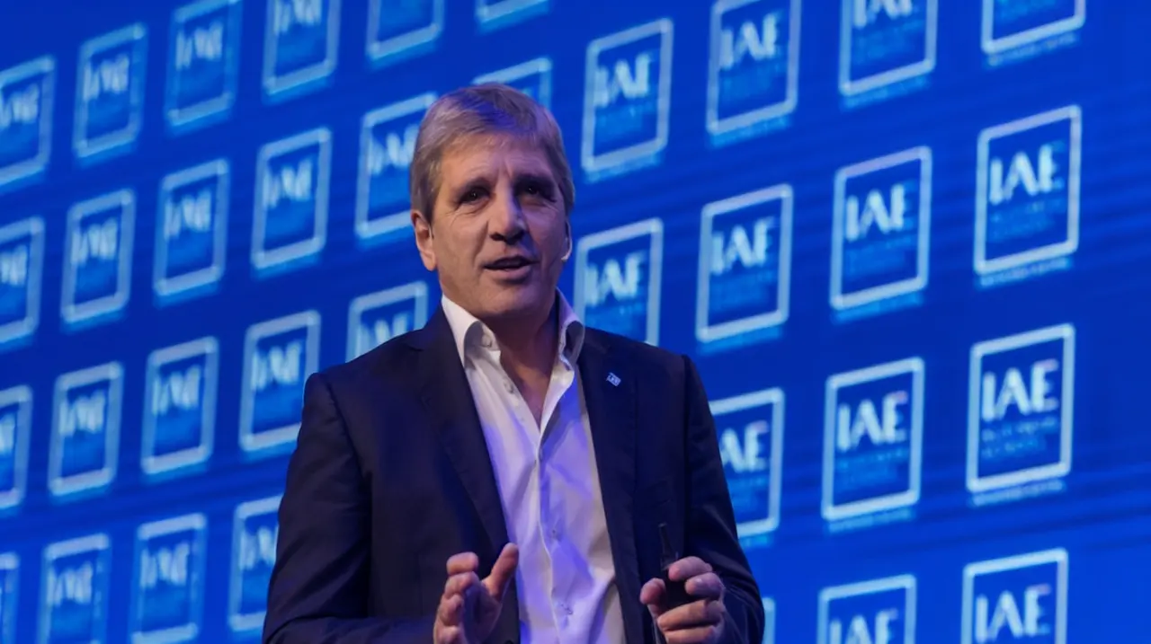 Caputo: “Todavía hoy la gente tiene desconfianza, ahorra en dólares y los pone abajo del colchón”