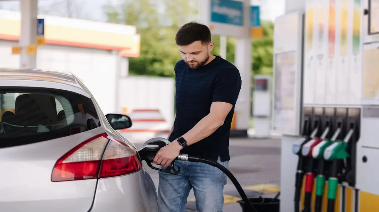 Cuidado con el exceso de combustible: el hábito que puede dañar tu auto sin que lo notes