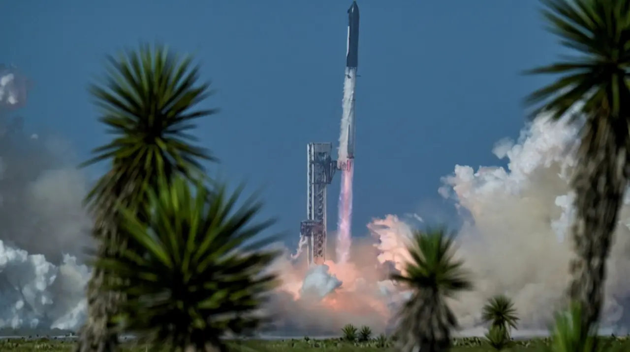 Starship completa su vuelo 13 y entrega datos críticos para el programa lunar de la NASA