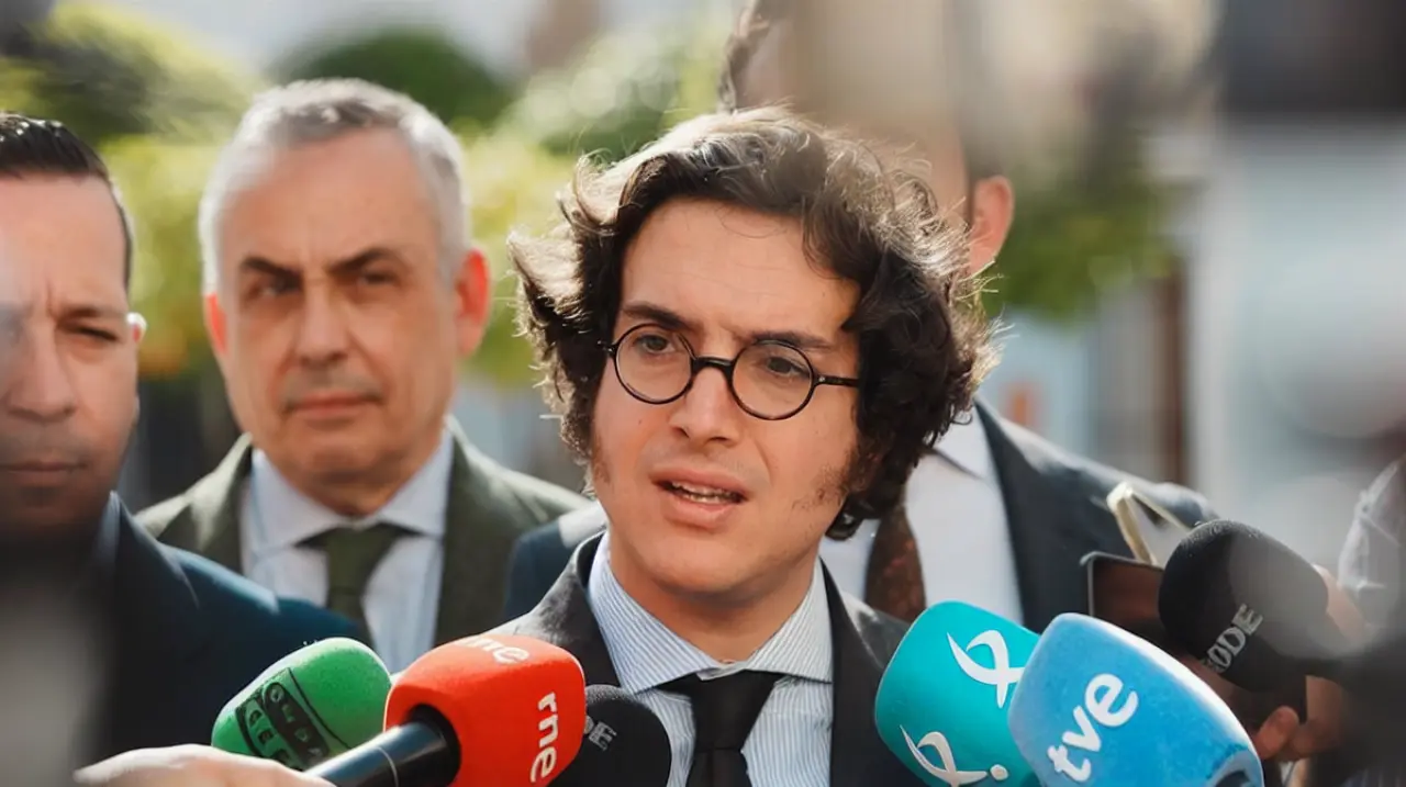 Figaredo (Vox) cusa al Gobierno de "adorar al dios del cambio climático" y exige desregulación contra el fuego