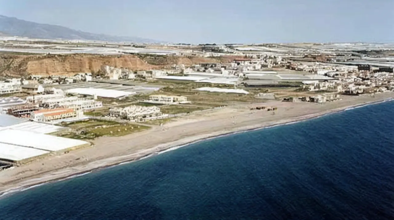 Así es Balanegra, el único pueblo andaluz que participa en el ‘Grand Prix’ y que destaca por su playa de 2.600 metros