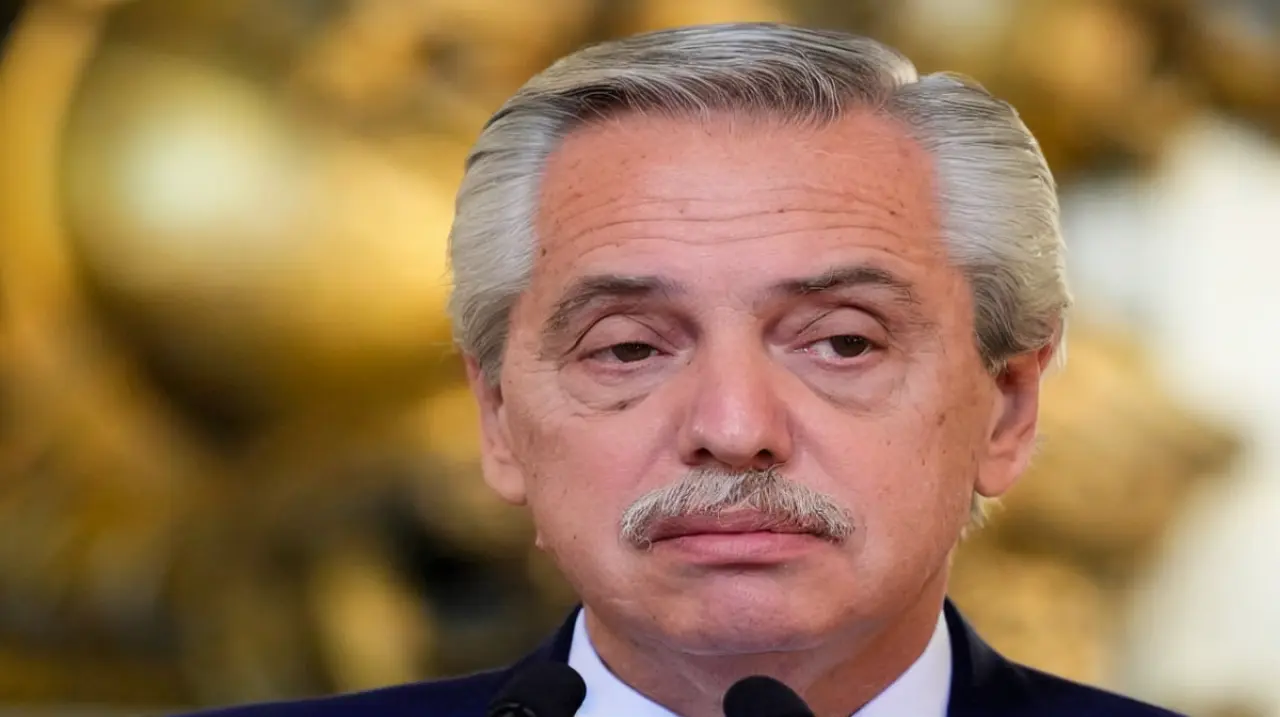 Alberto Fernández aseguró que fue “cancelado” por los argentinos y definió a Milei como un “imbécil”
