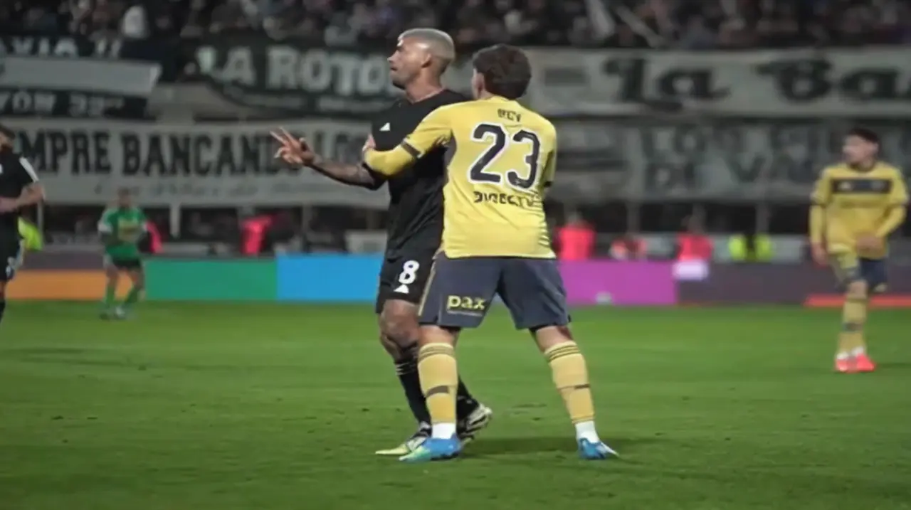 El provocador gesto de una figura de Riestra hacia el banco de suplentes de Boca: “Están enojados, dicen de todo”