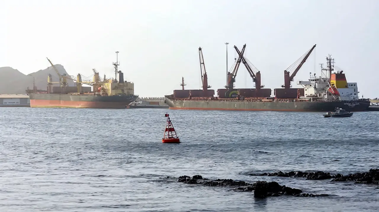 El precio del petróleo se desploma tras la tregua anunciada por Trump