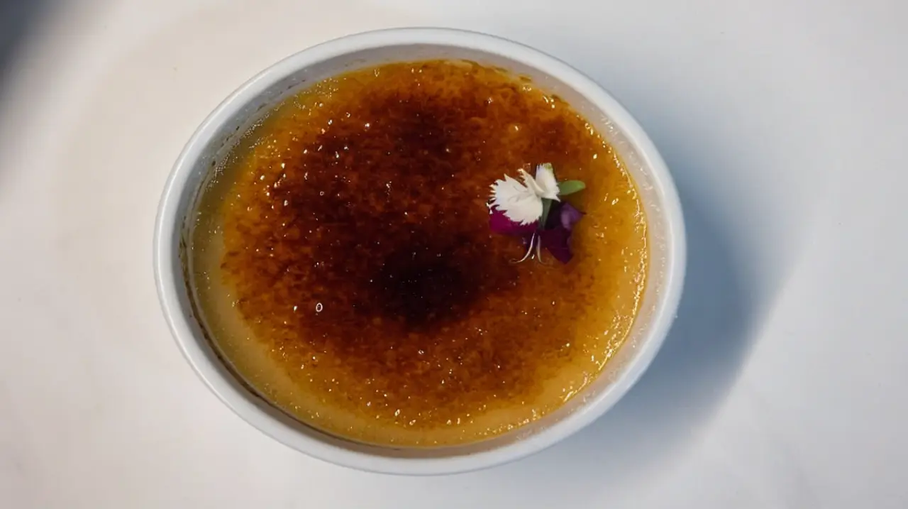 Cómo hacer una auténtica crème brûlée con crema sedosa bajo una costra crocante, según cinco chefs