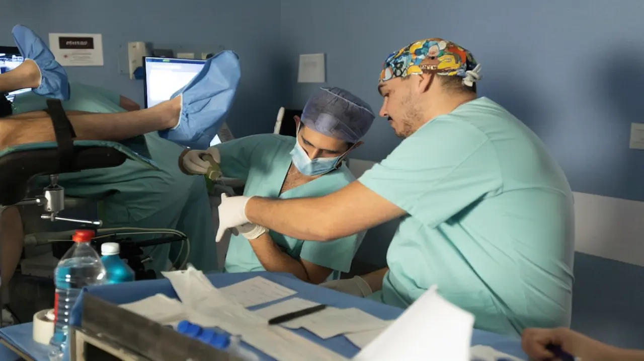 Confirman la efectividad de una terapia para cáncer de próstata con la mitad de los efectos adversos: su uso en la Argentina