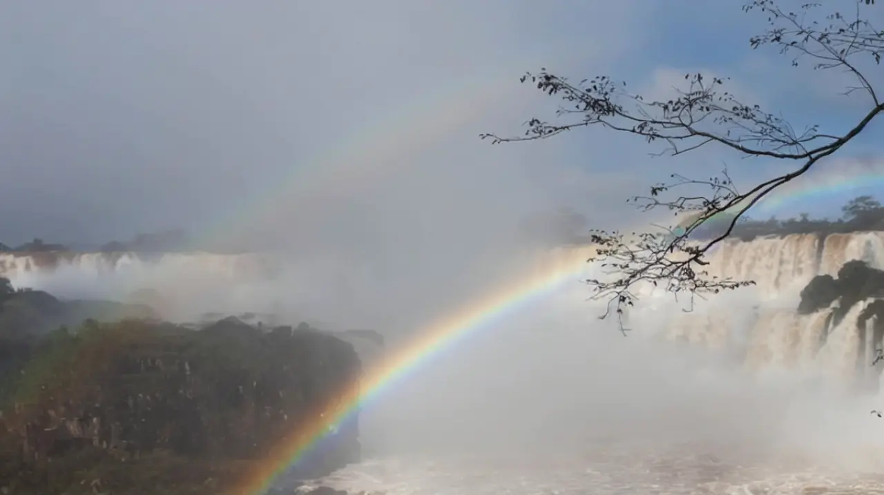 La Garganta del Diablo reabrió y el río alto regala arcoíris dobles en Iguazú
