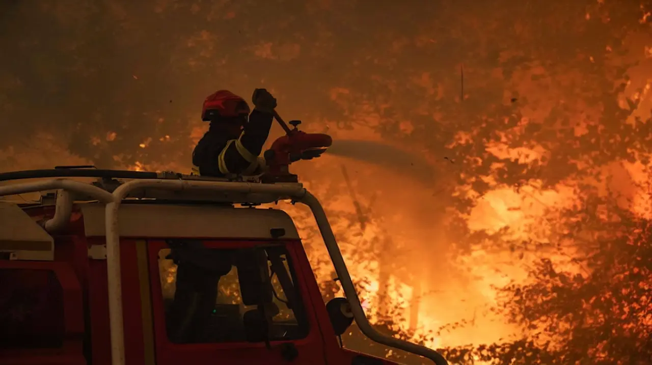 Francia y España intentan frenar incendios masivos antes de otra ola de calor