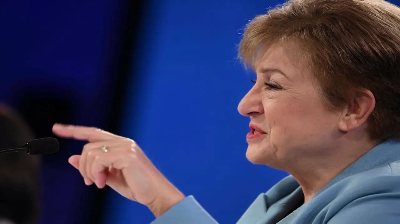 Georgieva sorprendió a estudiantes con una pregunta sobre los dólares fuera del sistema