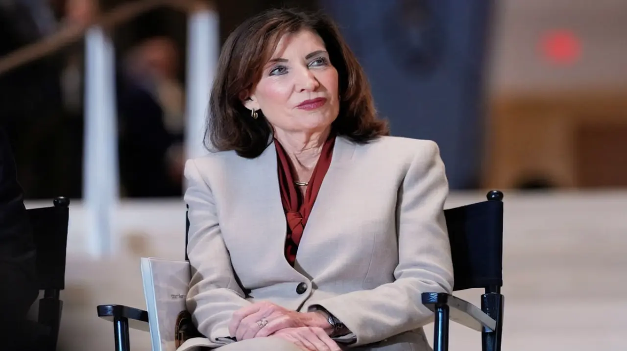 Kathy Hochul destacó el alivio fiscal en Nueva York y apuntó contra la Casa Blanca por el encarecimiento escolar