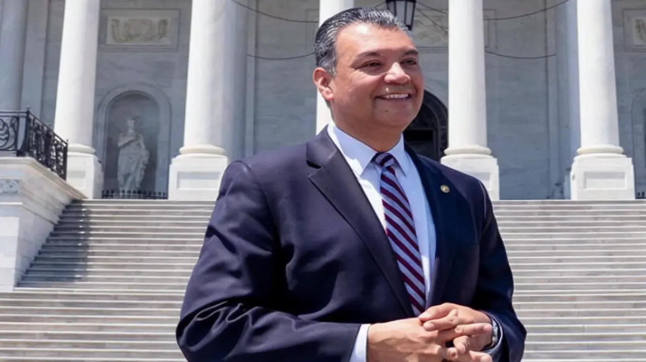 Alex Padilla impulsa una reforma para imponer mandatos de 18 años en la Corte Suprema
