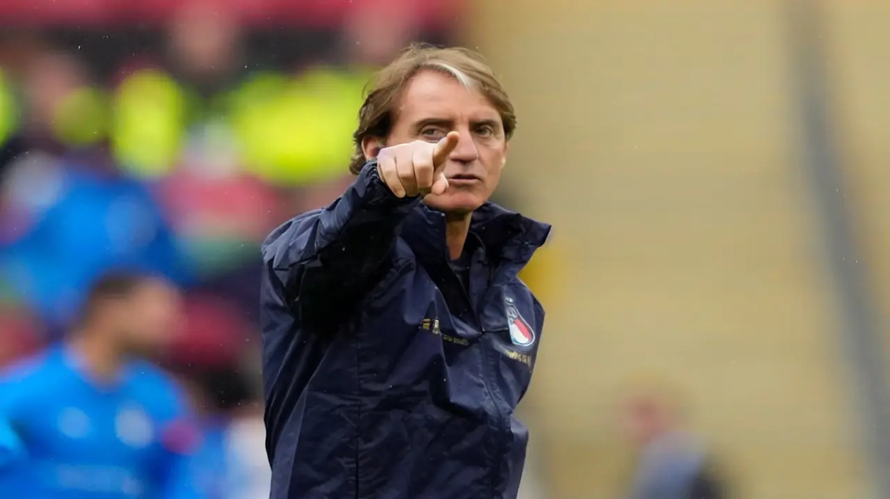 Roberto Mancini vuelve a dirigir a Italia en medio de un fuerte debate interno