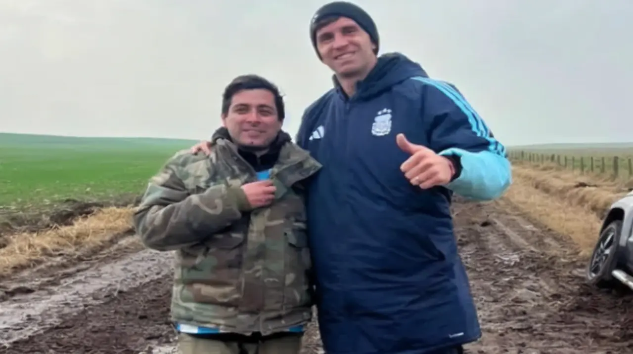 Dibu Martínez quedó varado en el barro y un vecino recibió un regalo inesperado
