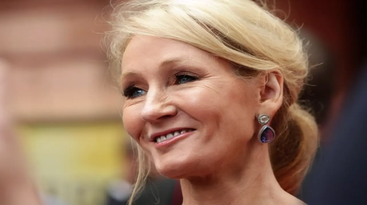 J. K. Rowling reafirma su postura sobre sexo y género y denuncia miles de amenazas
