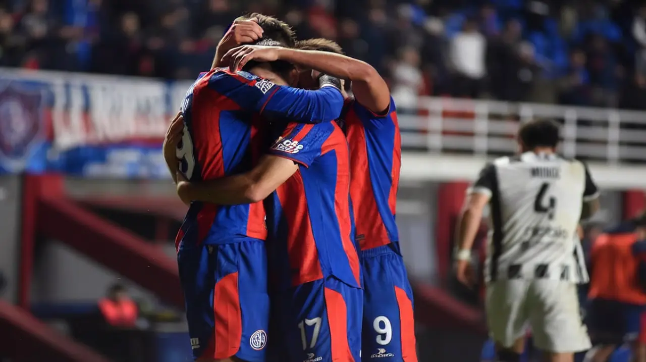 San Lorenzo ganó sobre el final y tomó aire en medio de un clima cargado