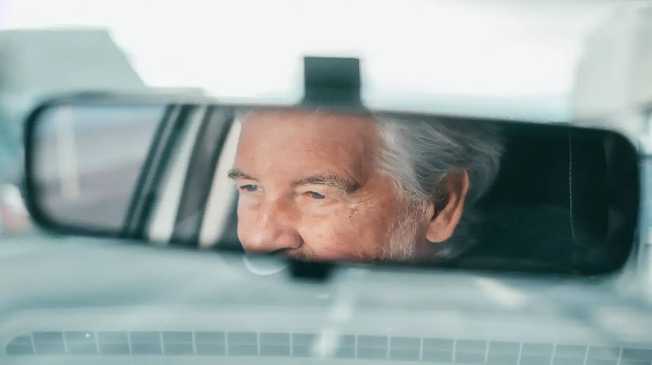 No hay una edad límite para dejar de manejar: qué dice la ley argentina y qué señales conviene mirar