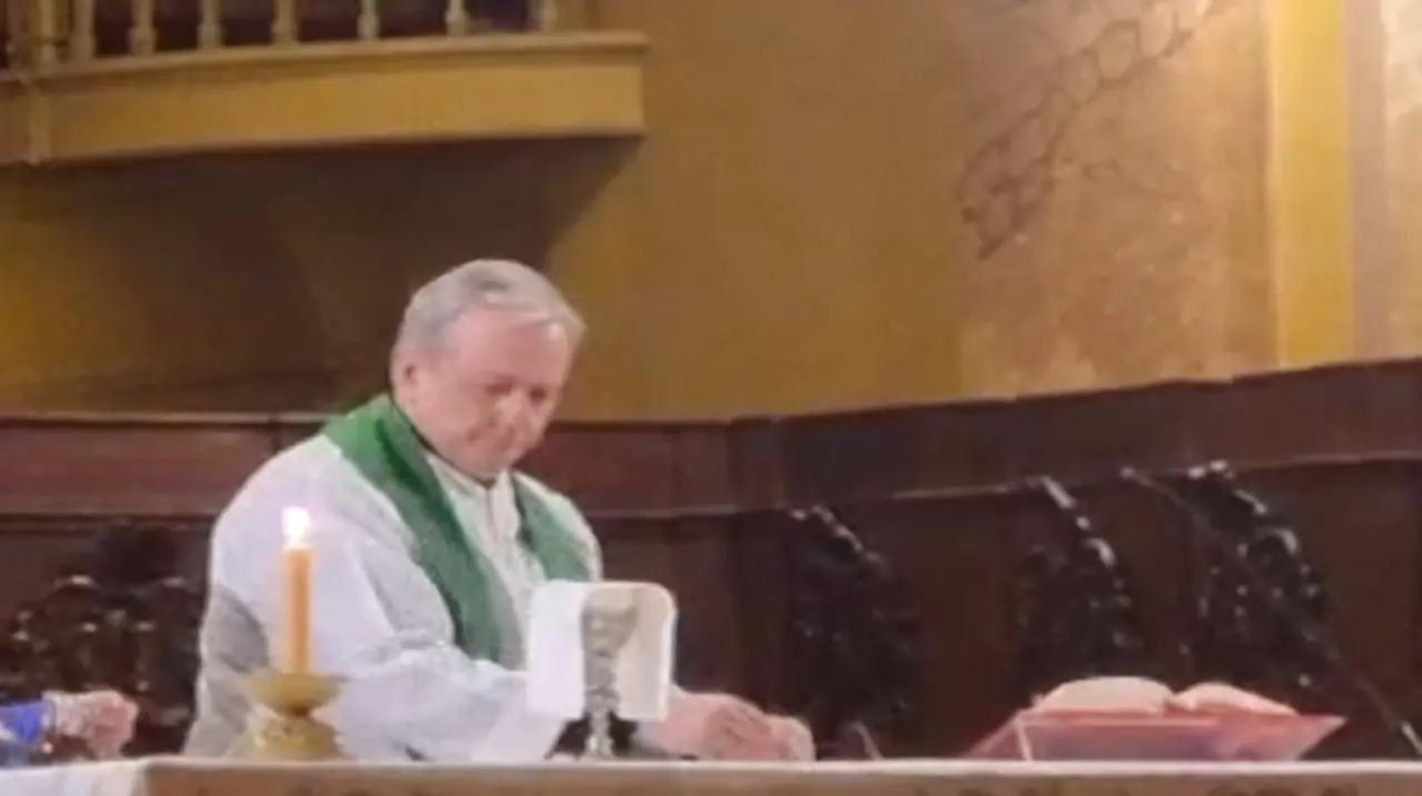 Nicola volvió a oficiar en la Catedral de Córdoba y creció la indignación de las familias denunciantes