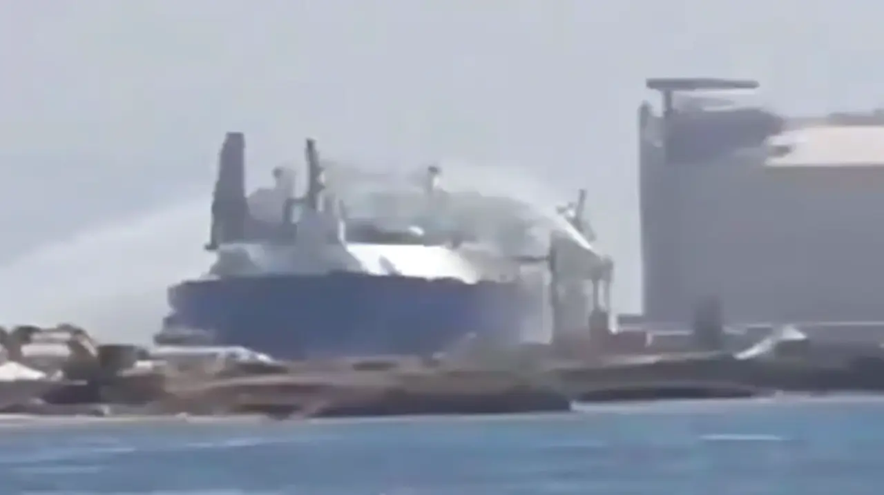 Un dron golpeó un buque de gas en Egipto y reaviva el temor a una expansión del conflicto