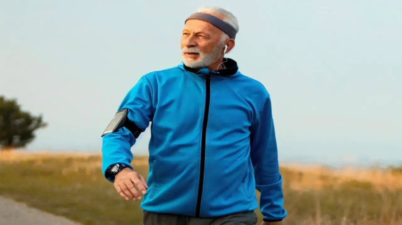 Rafael Hidalgo propone bajar la vara: caminar poco y con constancia, la clave después de los 70