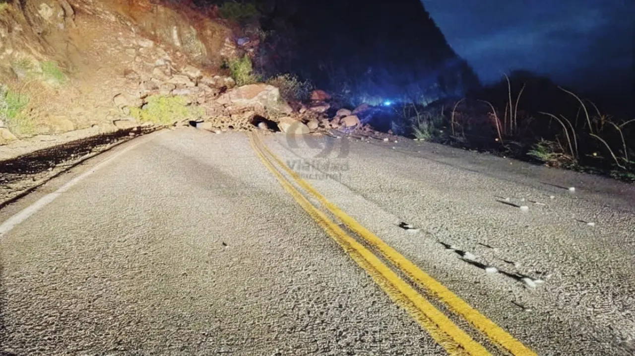 Corte total en la ruta 40 en el tramo de los Siete Lagos por desprendimiento de rocas