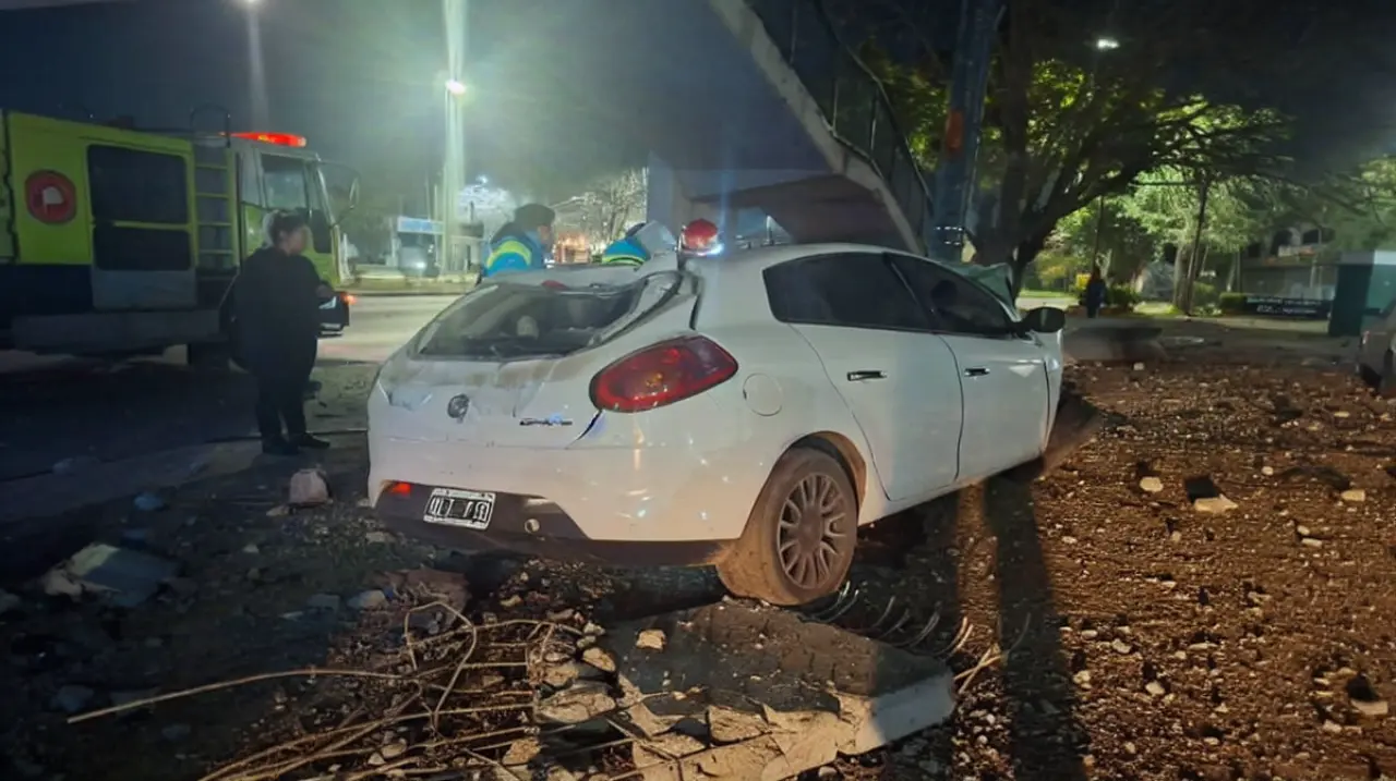 Un rugbier de 18 años murió tras chocar con su auto en La Plata
