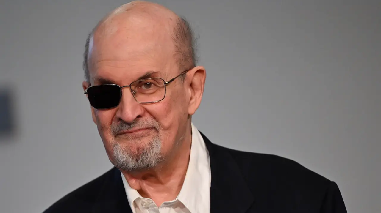 Condenan por terrorismo al agresor de Salman Rushdie en Estados Unidos