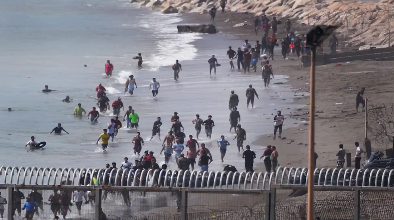 Ceuta recibe a unos 2.000 migrantes y pide declarar la emergencia humanitaria