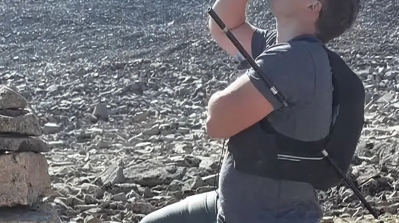 Un bastón de trekking le atravesó el cuerpo en Montana y caminó 16 kilómetros para salir de la montaña