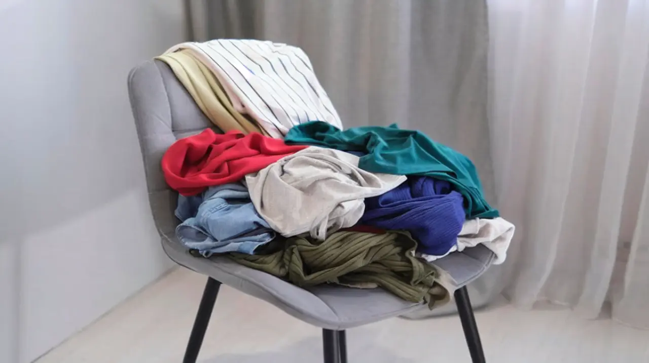 Por qué la ropa termina en una silla y qué revela de la mente, según la psicología
