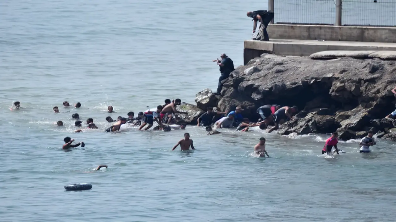 Ceuta, la puerta africana de España que vuelve al centro por la presión migratoria