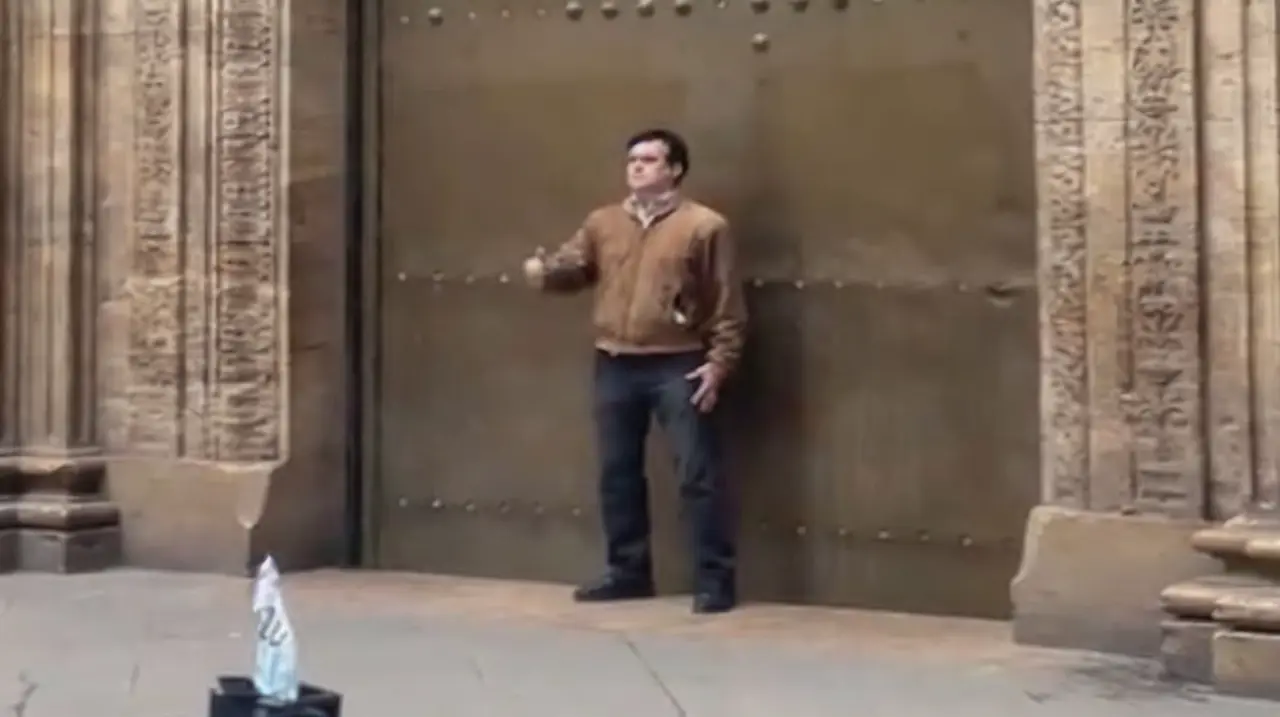 Cantaba en la calle, se volvió viral y hoy vive de su voz