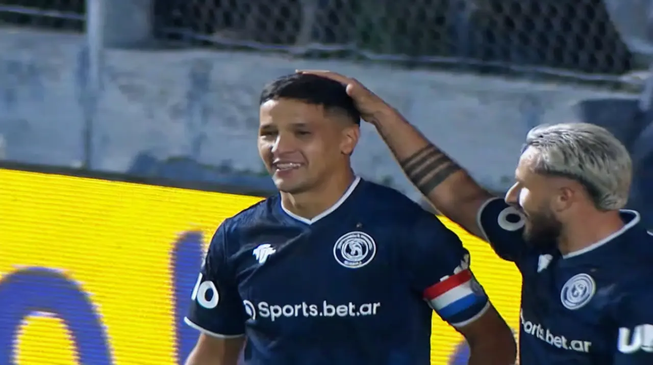 Independiente Rivadavia venció a Huracán con un gol de tijera de Alex Arce y un cierre dramático