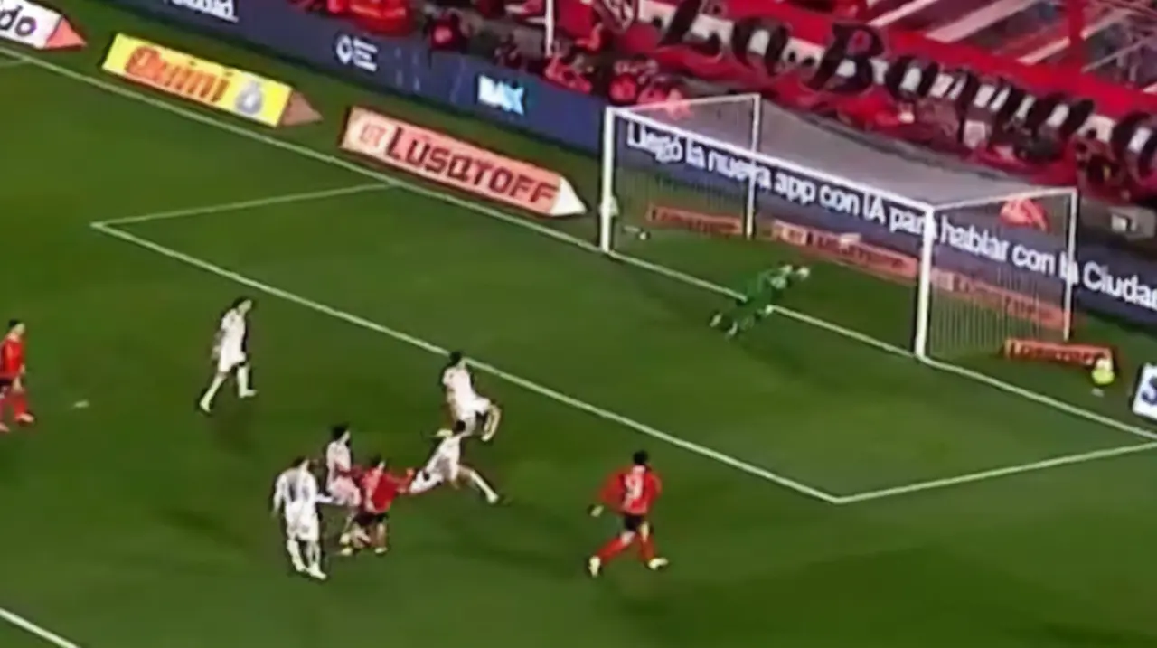 Independiente venció a Newell’s con un golazo de Santiago Montiel y sigue perfecto