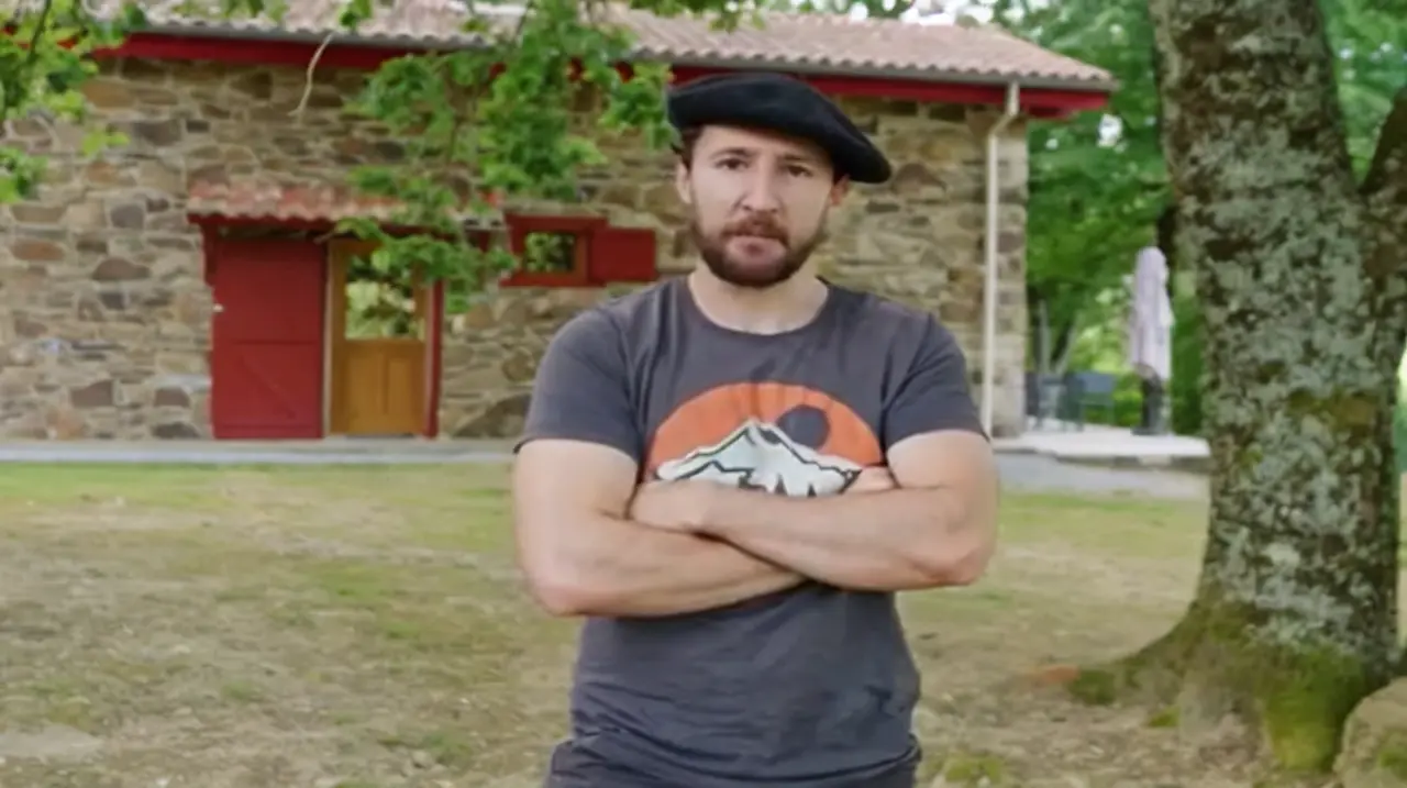 Iker muestra cómo vivir fuera de la red eléctrica con una casa eficiente y energía solar