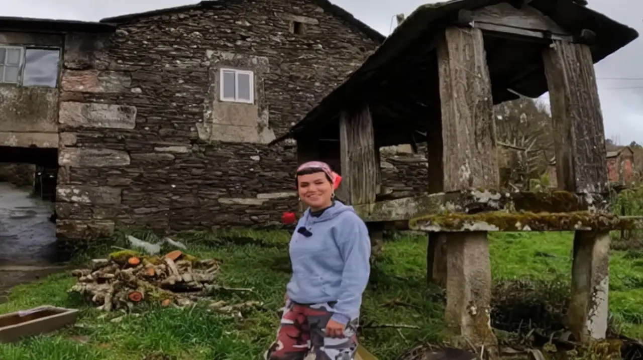 Dejó Madrid, compró una casa centenaria y vive con gastos mínimos en una aldea de nueve vecinos