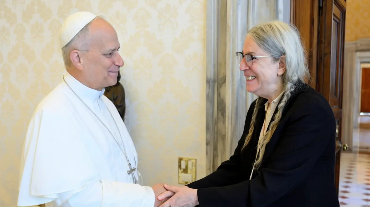 León XIV recibió a Patti Smith y pidió frenar los ataques en Oriente Medio