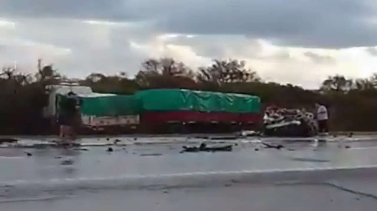 Choque fatal en la autopista Rosario-Santa Fe: dos muertos y un herido