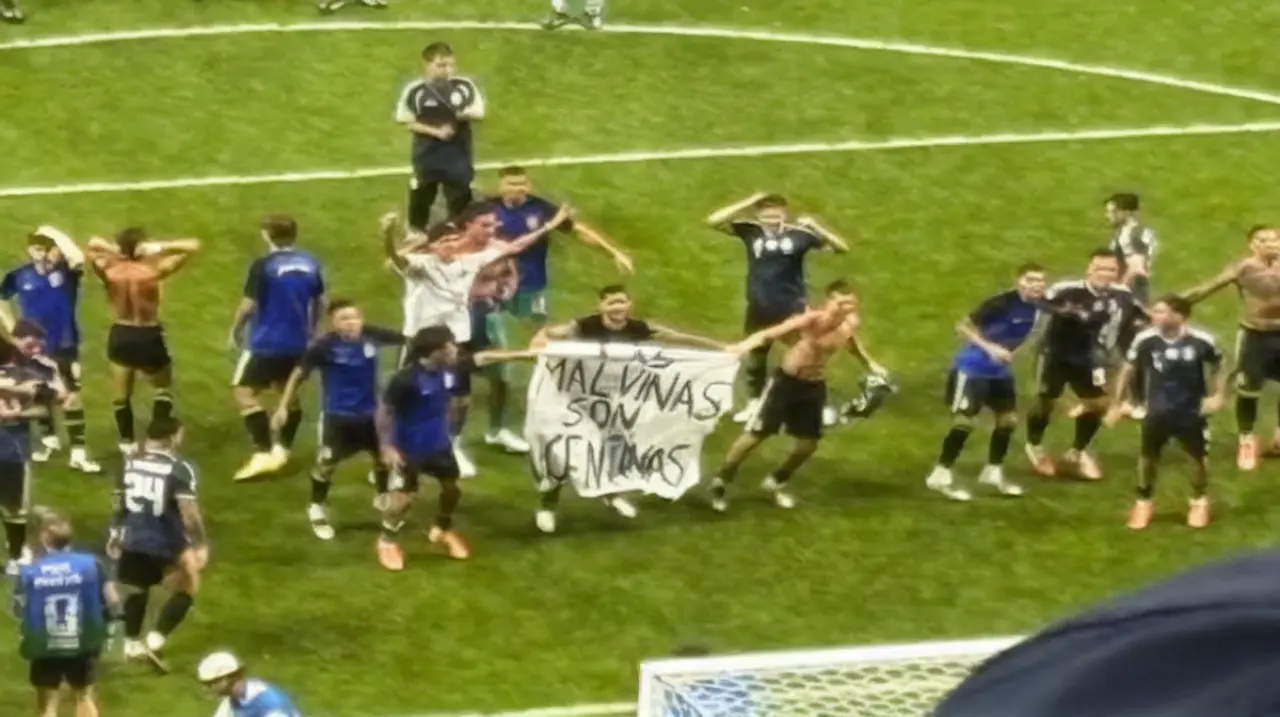FIFA investiga la bandera de Malvinas mostrada tras el triunfo ante Inglaterra