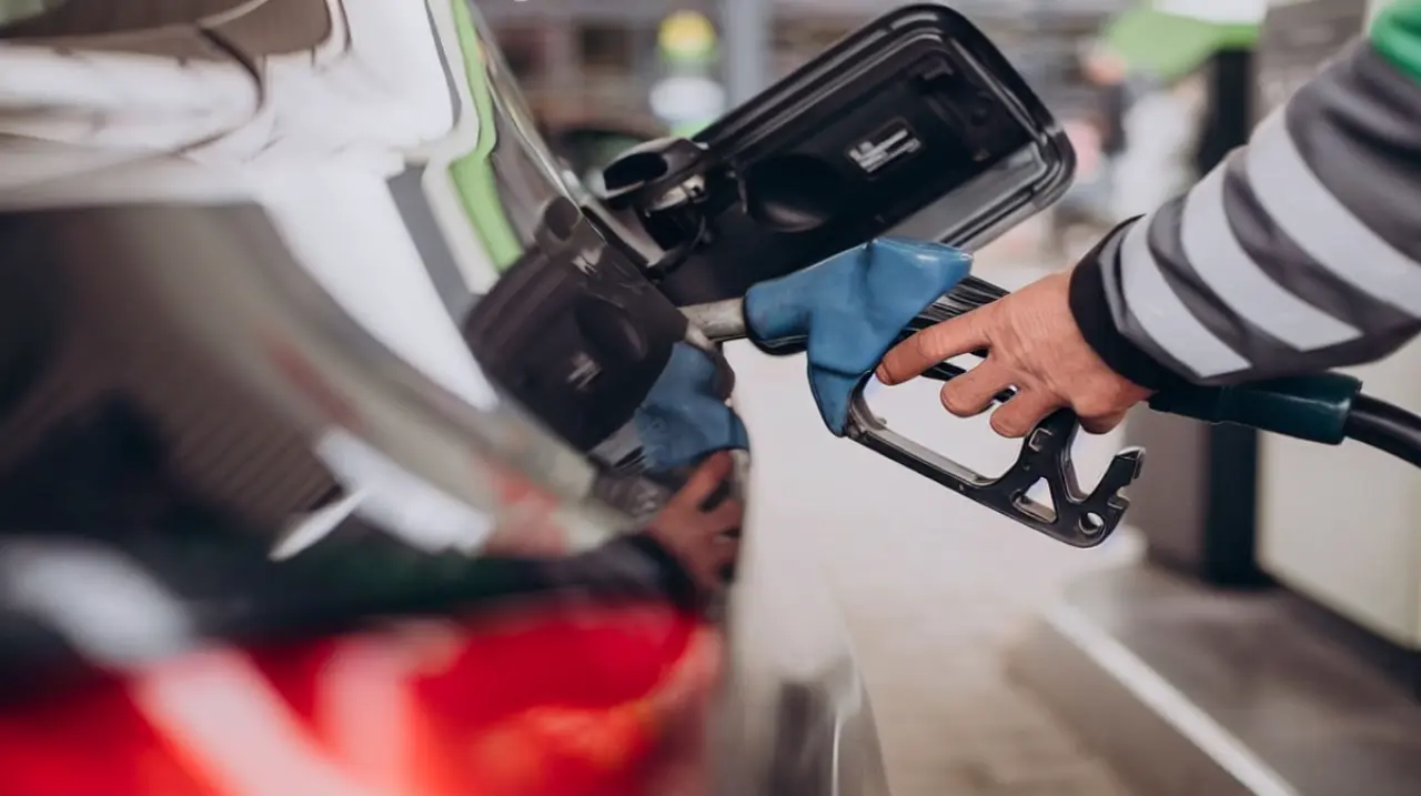 Mónica Marí revela los errores más comunes al cargar combustible y desmonta mitos sobre la nafta