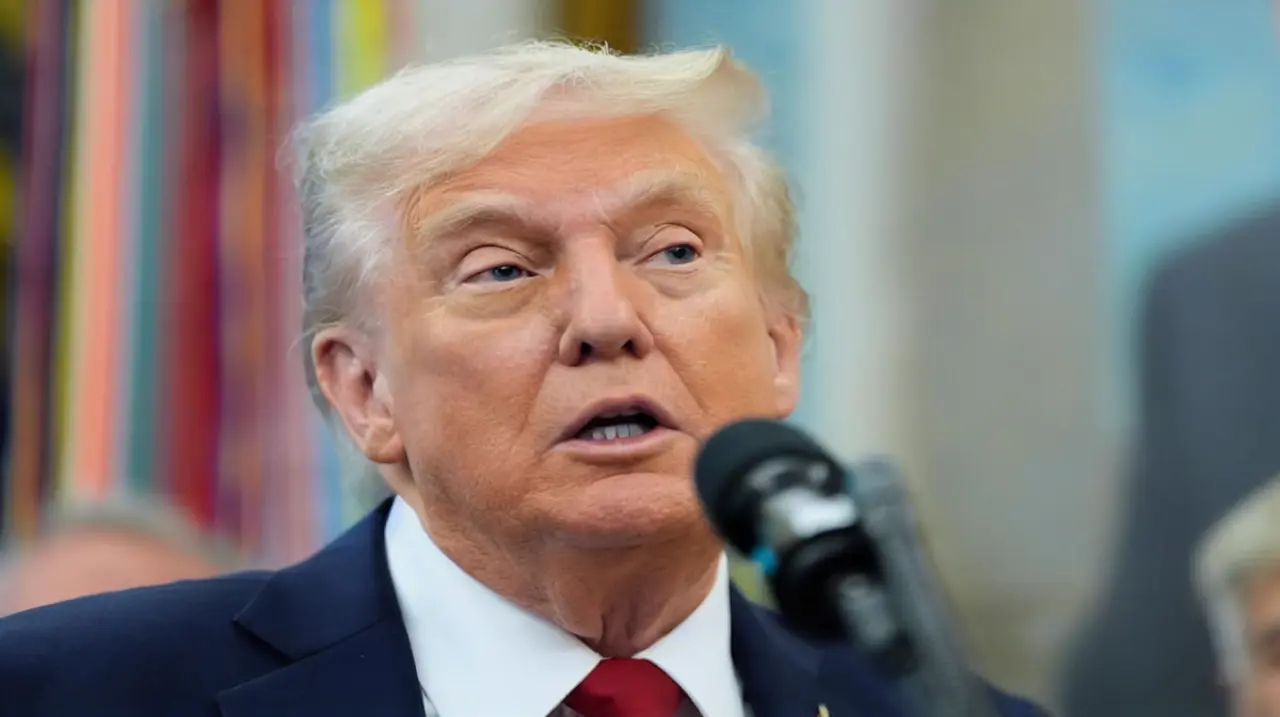 Trump monetiza el acceso anticipado a sus mensajes y suma una nueva polémica
