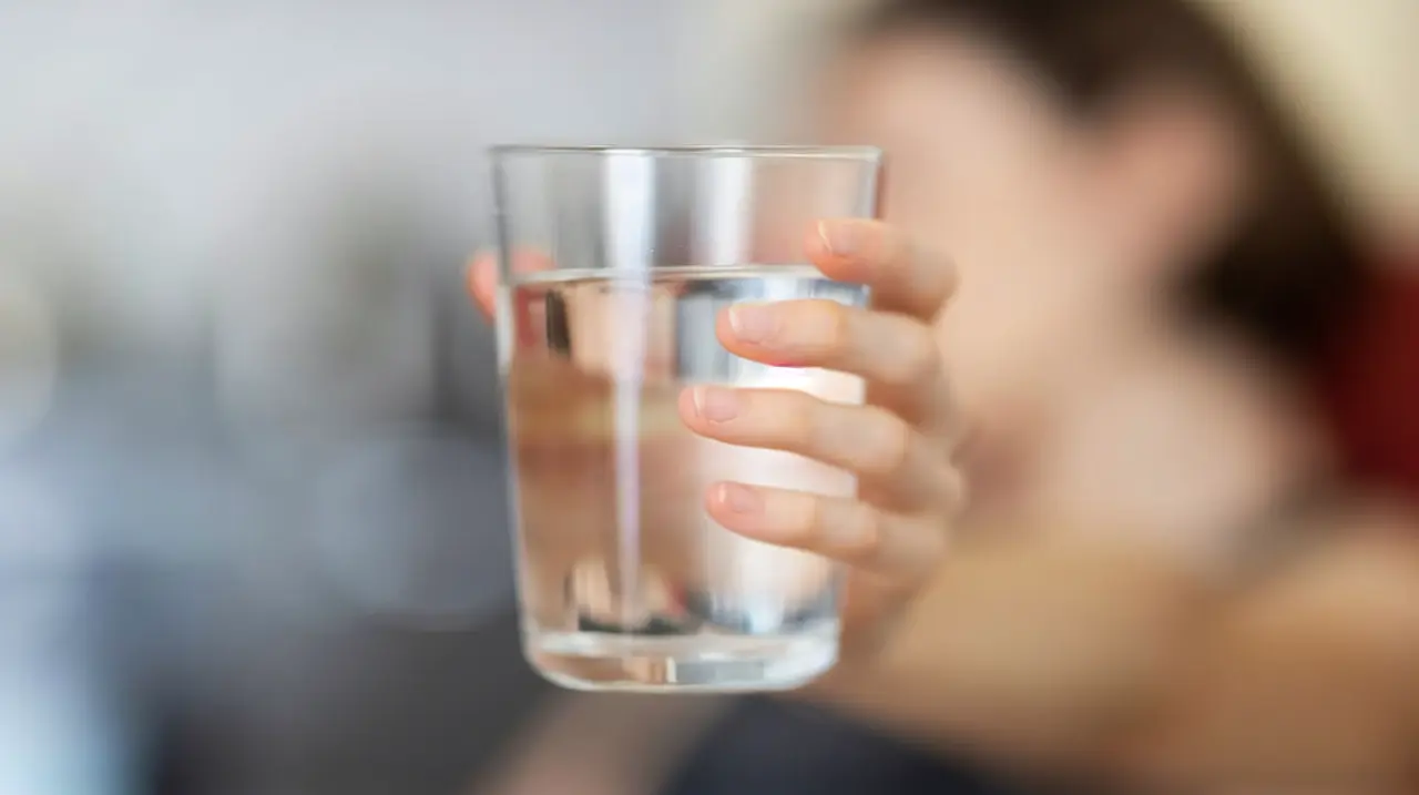 Agua con gas o sin gas: qué aporta cada una y cuál conviene más para hidratarse