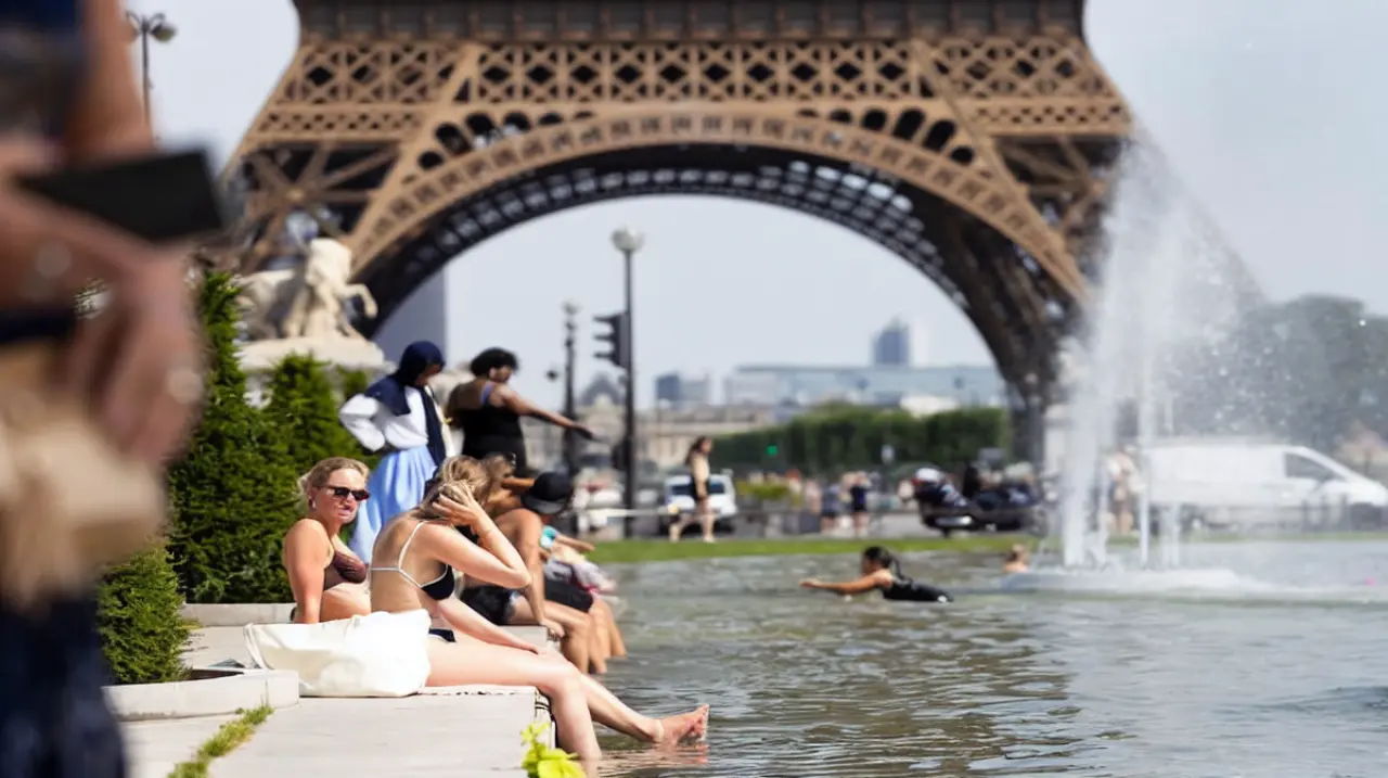 La Torre Eiffel midió 10 centímetros más en plena ola de calor