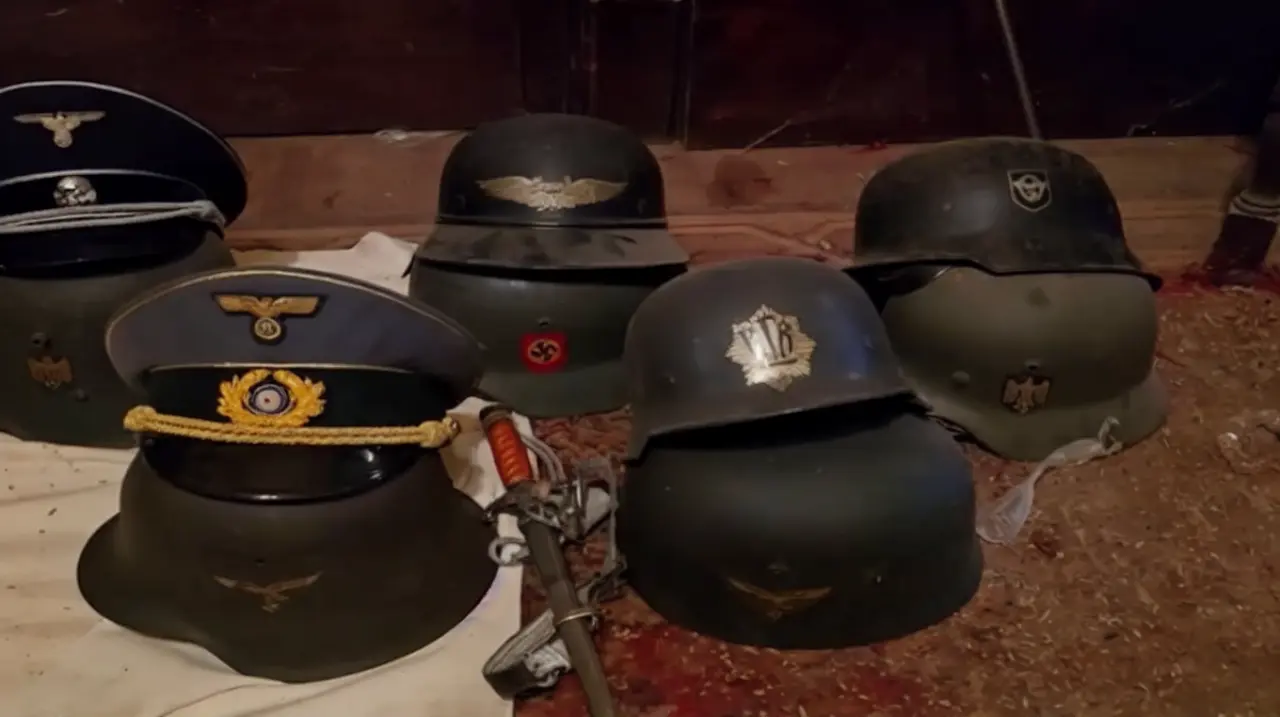 Hallan armas de uso militar y objetos con simbología nazi en la casa de un hombre de 89 años en Flores