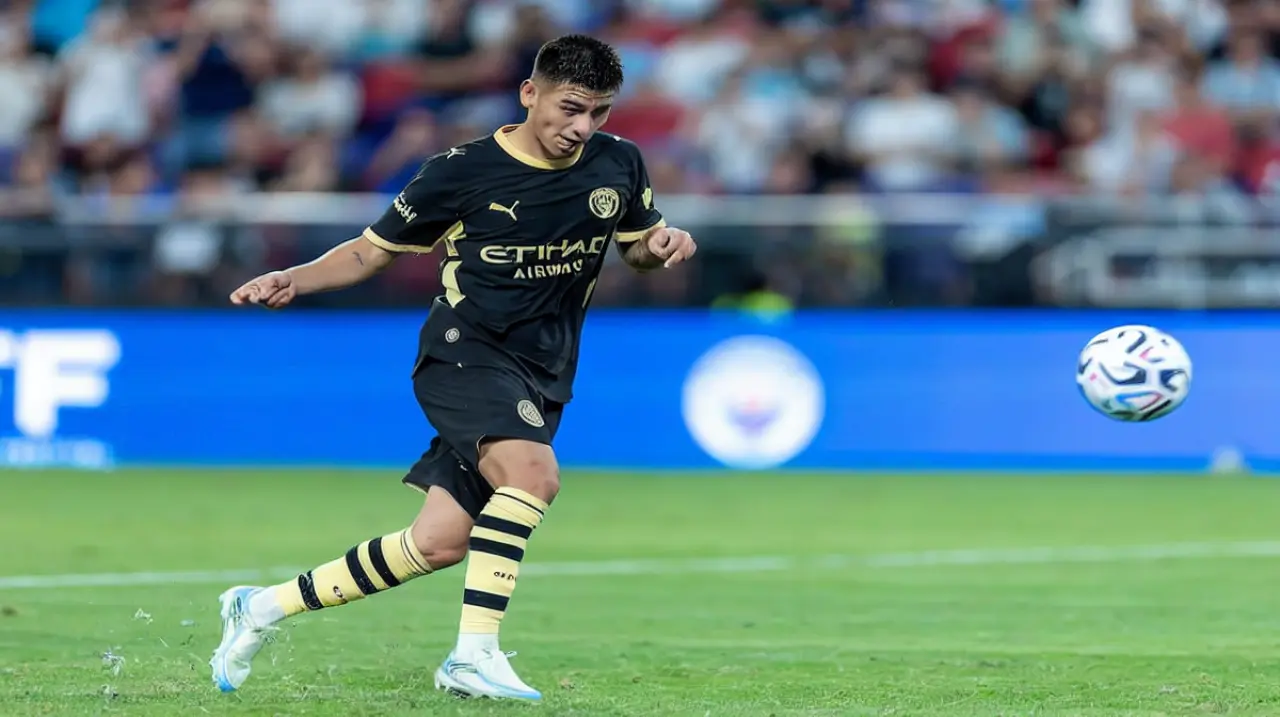 Echeverri convirtió un penal con clase en la caída de Manchester City ante Inter