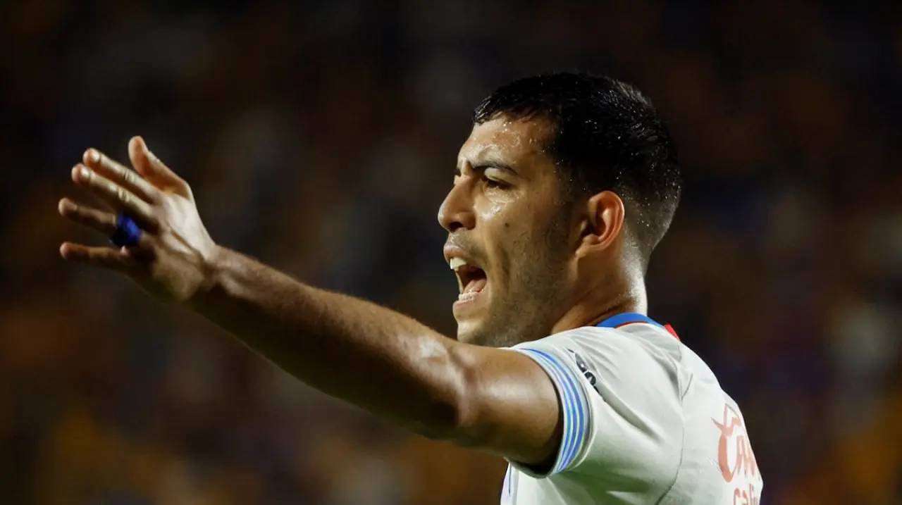 Erik Lira acelera su salida: Al Jazira presiona y Mónaco se baja si la oferta es alta