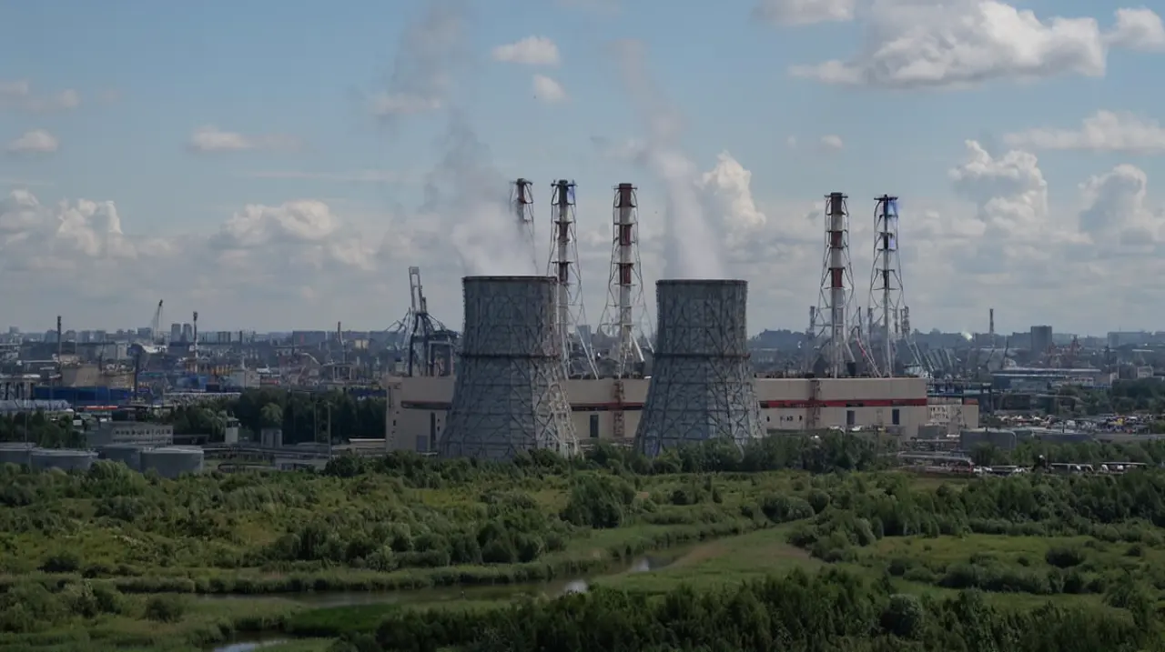 Ucrania afirma haber golpeado refinerías y la base aérea rusa de Engels