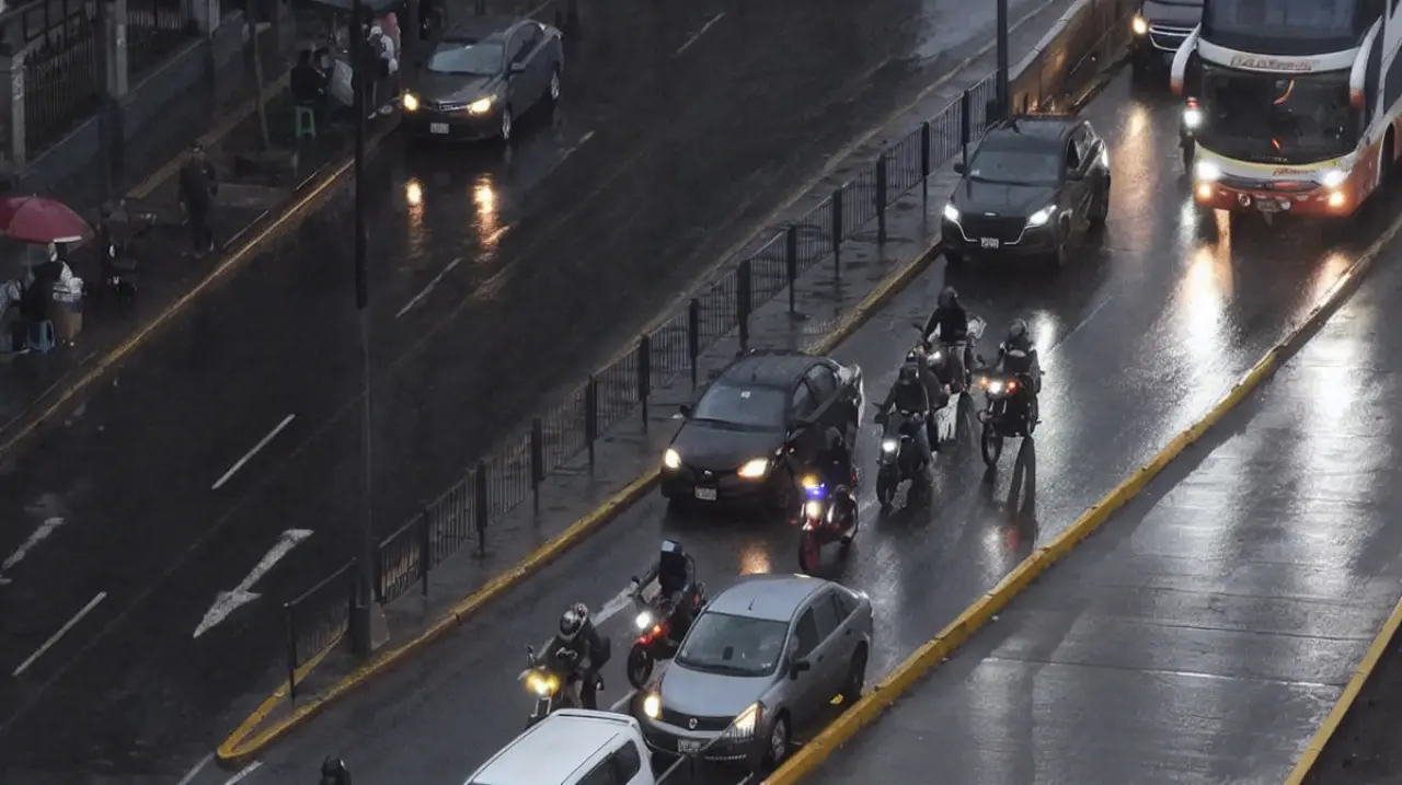 Lima amanece bajo lluvia intensa y con calles mojadas este domingo 2 de agosto